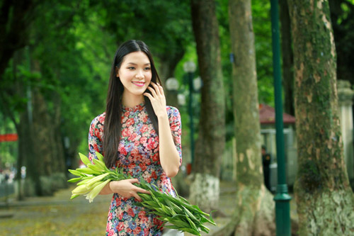 Hoa hậu Thùy Dung đằm thắm với áo dài giữa phố phường Hà Nội 11