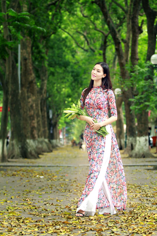 Hoa hậu Thùy Dung đằm thắm với áo dài giữa phố phường Hà Nội 2