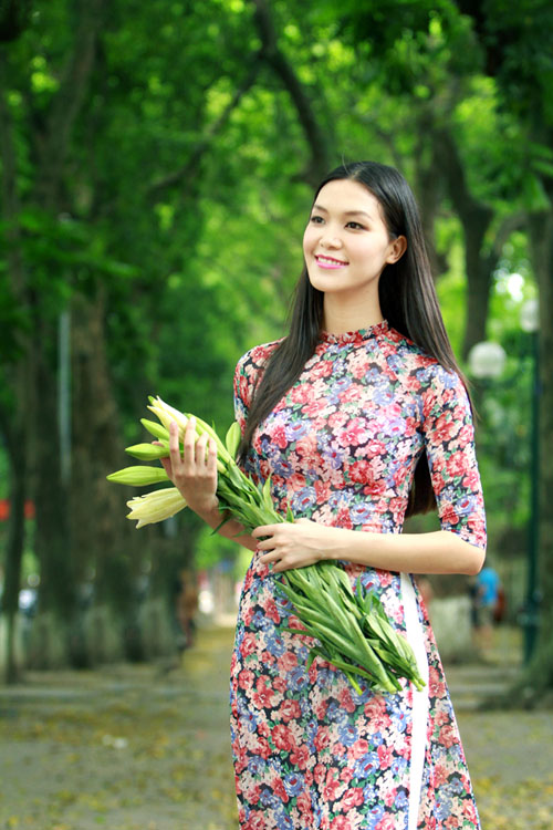 Hoa hậu Thùy Dung đằm thắm với áo dài giữa phố phường Hà Nội 4