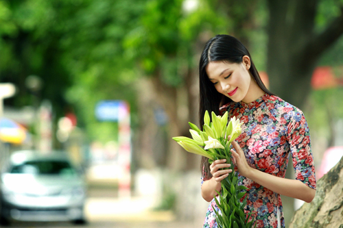 Hoa hậu Thùy Dung đằm thắm với áo dài giữa phố phường Hà Nội 7