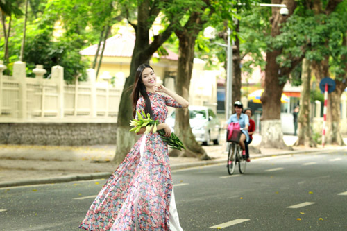 Hoa hậu Thùy Dung đằm thắm với áo dài giữa phố phường Hà Nội 9