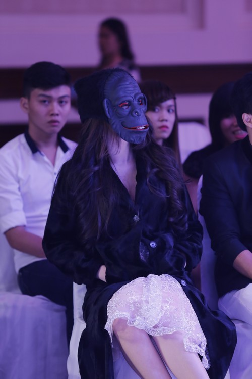 Angela Phương Trinh trông cực kỳ đáng sợ với mặt nạ quỷ khi ngồi ở hàng ghế khán giả 1