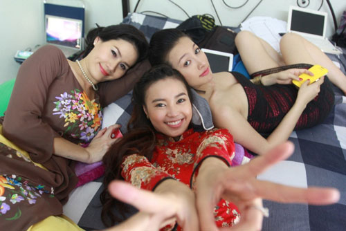 Thái Hòa và Johnny Trí Nguyễn nhí nhố trên phim trường 11