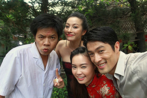 Thái Hòa và Johnny Trí Nguyễn nhí nhố trên phim trường 8