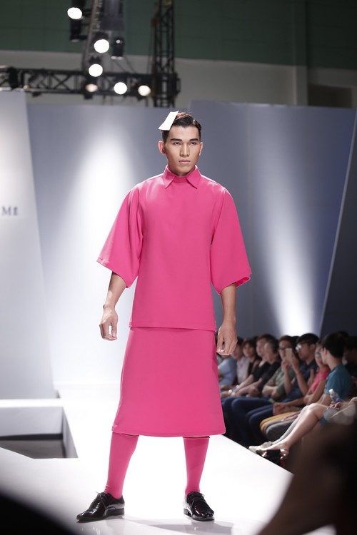 Đàn ông mặc váy áo xẻ tà là xu hướng thời trang 2022