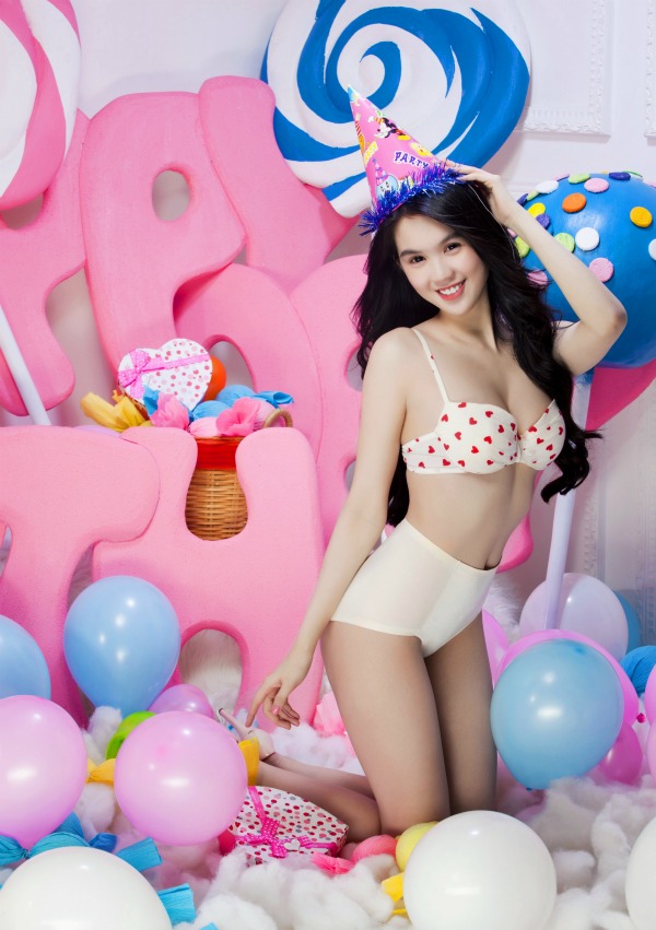Ngọc Trinh mừng sinh nhật bằng bộ ảnh bikini không thể ngọt ngào hơn