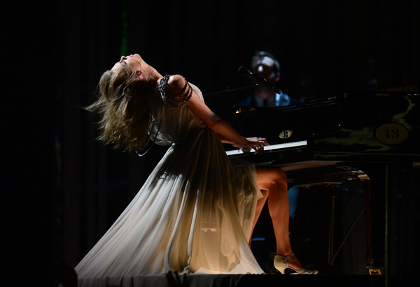 Vợ chồng Beyoncé sexy, Pink đu dây trong Lễ trao giải Grammy 2014 4b