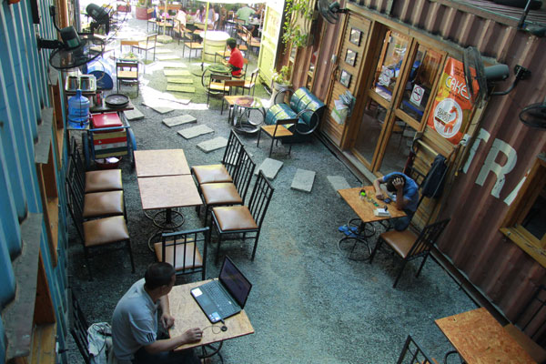 Khám phá quán cà phê container ‘bụi bặm’ giữa Sài Gòn