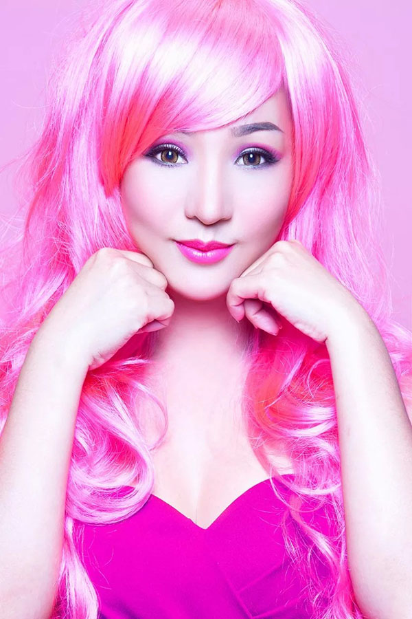 Cùng chiêm ngưỡng búp bê Barbie tóc hồng neon vô cùng ấn tượng và đáng yêu trong hình ảnh này nhé! Với những đường nét mềm mại và tinh tế, chiếc búp bê này chắc chắn sẽ khiến bạn phải trầm trồ khen ngợi.