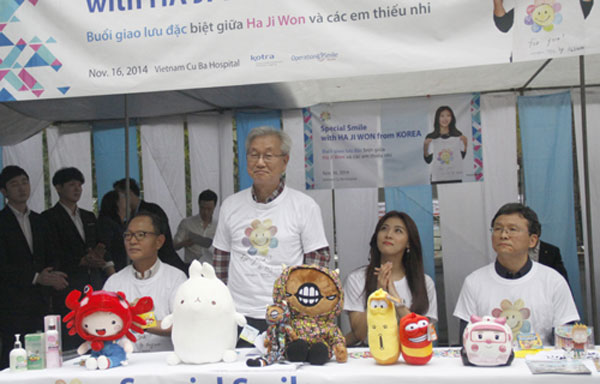 Ha Ji Won tận tay trao hơn 700 phần quà cho trẻ em dị tật hở hàm ếch 4