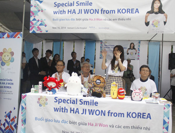 Ha Ji Won tận tay trao hơn 700 phần quà cho trẻ em dị tật hở hàm ếch 5