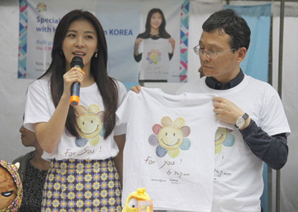 Ha Ji Won tận tay trao hơn 700 phần quà cho trẻ em dị tật hở hàm ếch 8