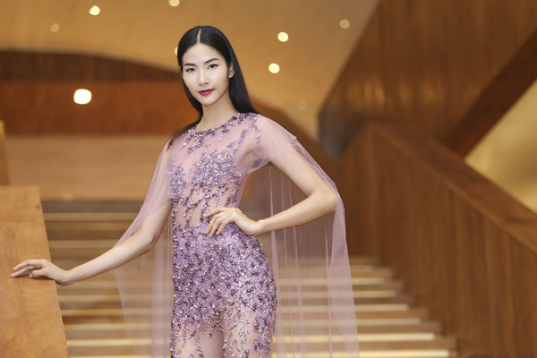 Hoàng Thùy xuất hiện nổi bật với váy xuyên thấu tại thảm đỏ thời trang 3