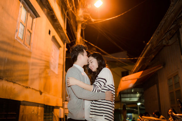 Lê Khánh cùng chồng sắp cưới lãng mạn giữa phố đêm Đà Lạt 8