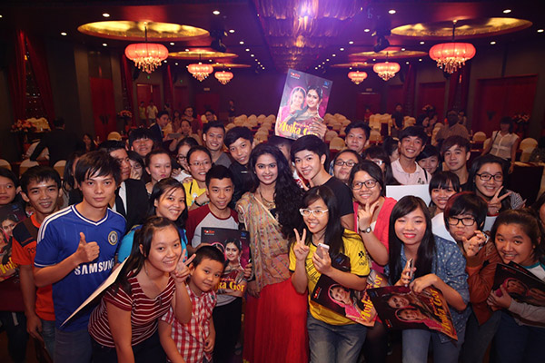 Nữ diễn viên rất thân thiện với fan Việt