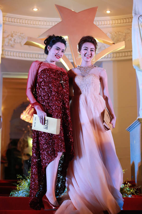 Trang Nhung khoe bụng bầu với váy lùm xùm
