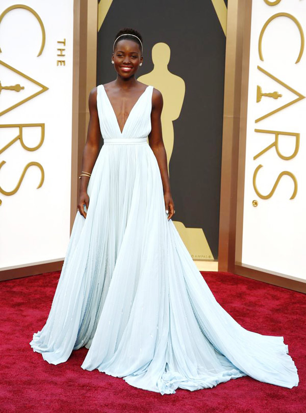 Lupita Nyong'o một lần nữa gây ấn tượng tại thảm đỏ Oscar