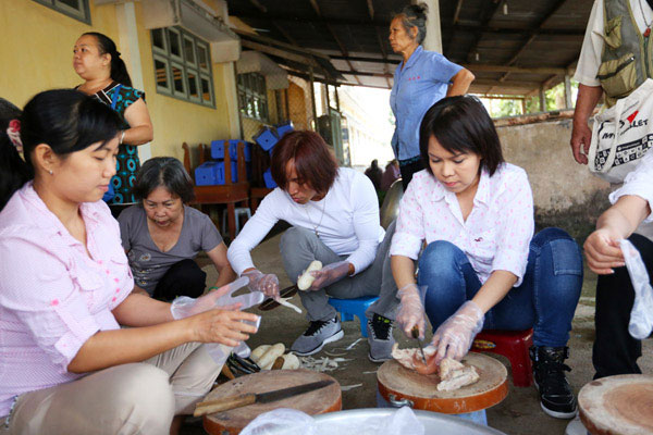 Danh hài Việt Hương ‘rủ’ chồng và con về nước thăm bệnh nhân tâm thần 3