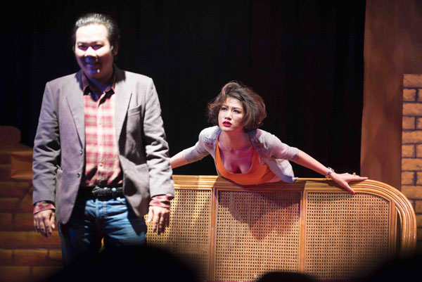 Trang Trần làm người đàn bà lả lơi với vai diễn đầu tay trên sân khấu kịch 1