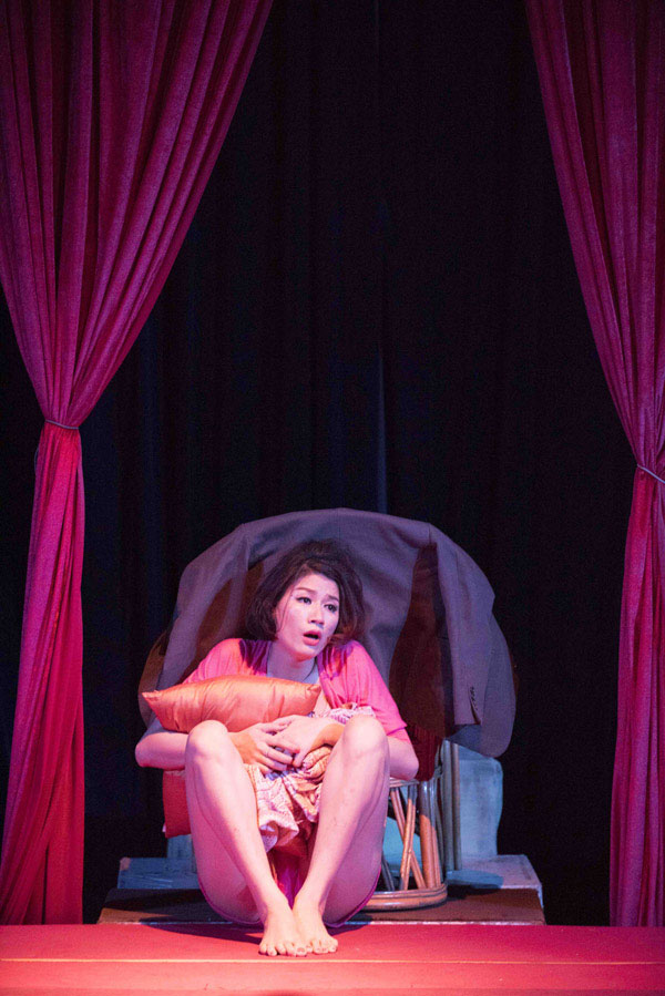 Trang Trần làm người đàn bà lả lơi với vai diễn đầu tay trên sân khấu kịch 3