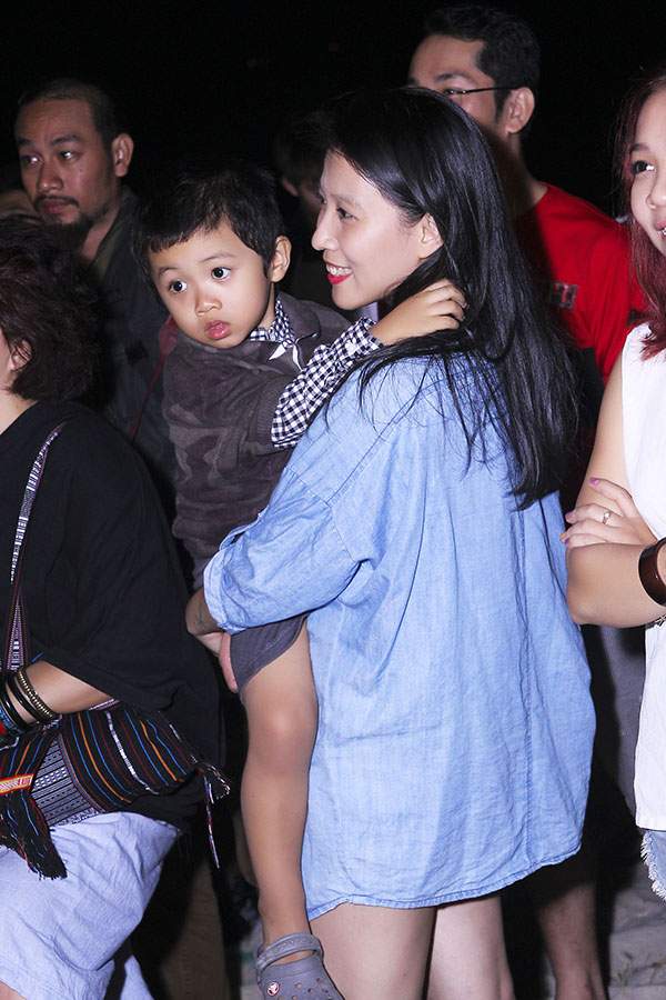 Bà xã Phạm Anh Khoa ôm con trai ủng hộ chồng