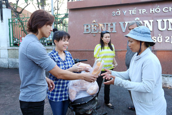 Việt Hương cố cười vui nhưng vẫn rơi nước mắt trước hoàn cảnh bệnh nhi ung thư 3