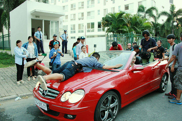 Ng&acirc;n Kh&aacute;nh su&yacute;t ngất trước h&igrave;nh ảnh bạn diễn nude 100% 4