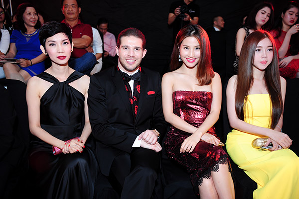 Ngồi ở hàng ghế khách mời còn có cựu siêu mẫu Xuân Lan, Elly Trần và Diễm My cũng thân thiết ngồi cạnh nhau