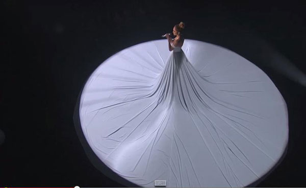 Clip chiếc váy ‘khủng’ biến thành sân khấu gây sốt YouTube