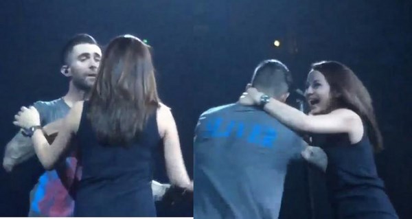 Adam Levine hoảng hốt vì fan nữ bất ngờ nhảy lên sân khấu đòi hôn - Ảnh chụp màn hình Youtube