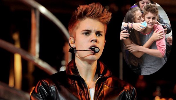 Justin Bieber nhăm nhó vì bị fan hôn - Ảnh: AFP/Chụp màn hình clip