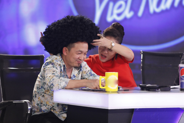 Ca sĩ Thu Minh hài hước đội tóc giả cho Quốc Trung