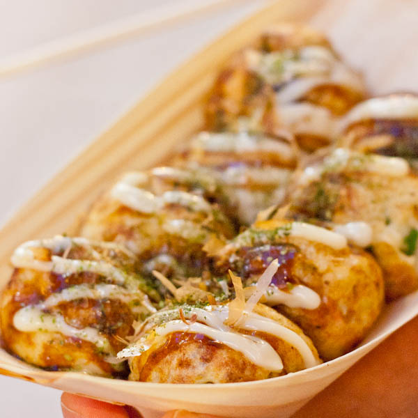 Bánh khọt Takoyaki với lớp bột giòn tan bên ngoài và nhân tôm thơm ngon bên trong là một trong những món ăn đặc trưng tại Việt Nam. Hãy xem những hình ảnh đẹp mắt này và cảm nhận vị ngon độc đáo của món ăn này.