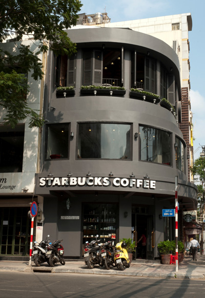 Starbucks khai trương cửa hàng thứ 4 tại ngã tư Hai Bà Trưng - Đông Du 1