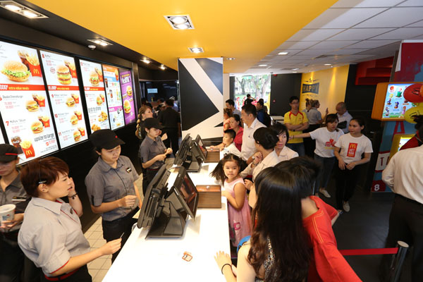 cửa hàng thứ hai của McDonald’s tại Việt Nam được khai trương chính thức tại số 2-2A Phạm Ngũ Lão, Quận 1, TP.HCM, chỉ 3 tháng sau khi ra mắt nhà hàng đầu tiên tại Việt Nam 2