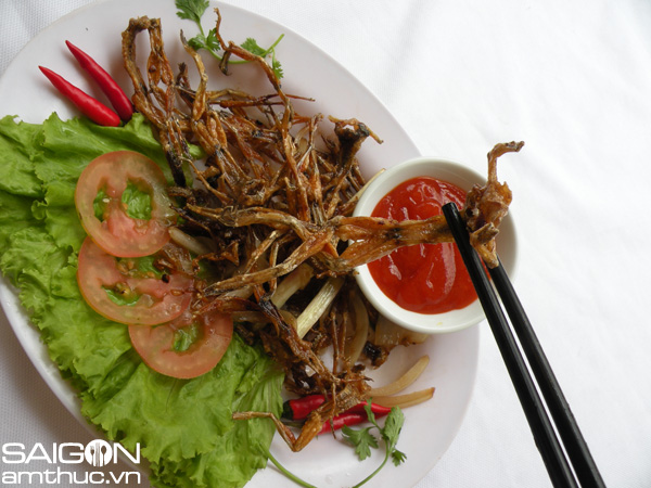 Khô 'vũ nữ chân dài' xuống đường 3