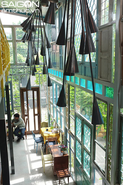 Độc đáo quán cà phê tự làm từ hơn 100 khung cửa ở Sài Gòn 17