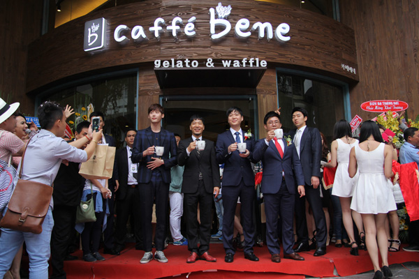 Caffe Bene khai trương ấn tượng với sự xuất hiện của sao Hàn Lee Jong Suk 1