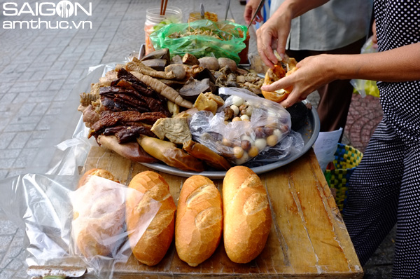 40 năm bánh mì phá lấu xiên que Pasteur 2