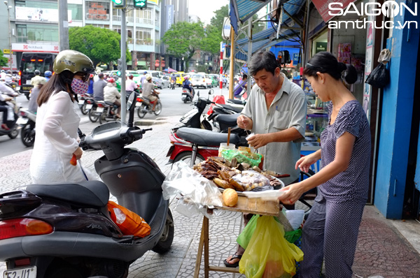 Hoài niệm bánh mì phá lấu xiên que Pasteur 5