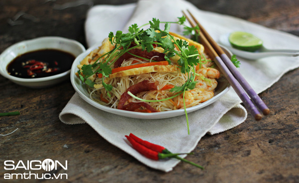 Làm bún gạo xào Singapore ngon đúng điệu 1