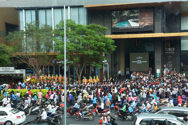 Lee Kwang Soo đến Việt Nam tham gia khai trương cửa hàng thứ 2 của Caffe Bene 2