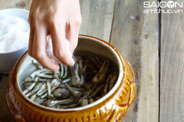 L&agrave;m củ kiệu gi&ograve;n tan, trắng muốt bằng b&iacute; k&iacute;p đơn giản 2