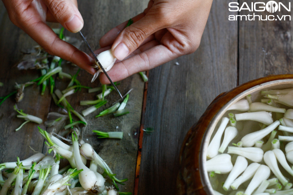 L&agrave;m củ kiệu gi&ograve;n tan, trắng muốt bằng b&iacute; k&iacute;p đơn giản 1