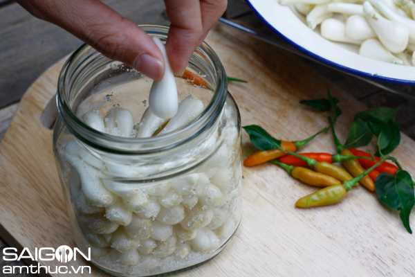 L&agrave;m củ kiệu gi&ograve;n tan, trắng muốt bằng b&iacute; k&iacute;p đơn giản 3