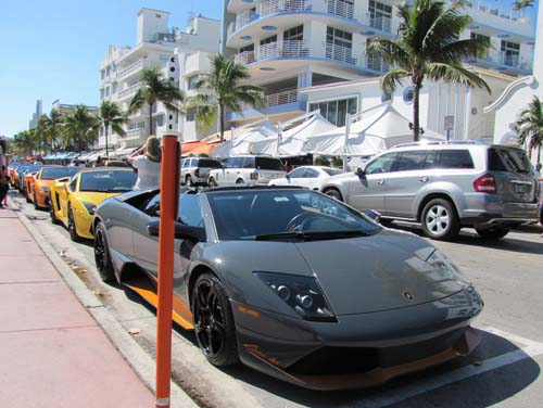 Dàn 'siêu xe' Lamborghini Aventador đại náo sân bay Miami