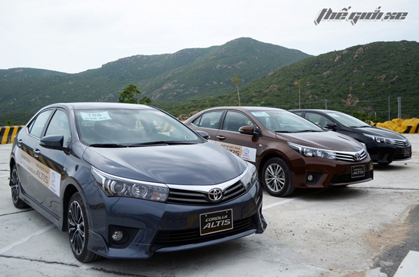 Toyota Corolla Altis 20V giá ngang Hyundai Elantra sau 6 năm sử dụng