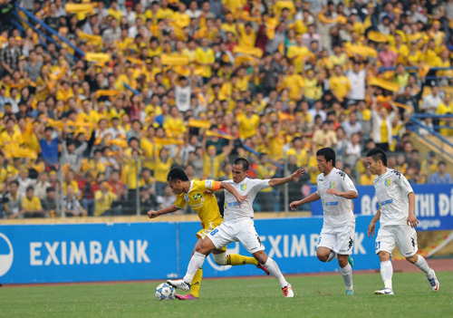 Bên cạnh khán giả đông, bàn thắng nhiều, lượt đi V-League vẫn cộm lên những sai phạm của trọng tài 