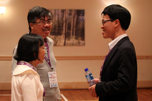 Cha mẹ của Quang Liêm theo sát động viên anh tại World Cup cờ vua - d