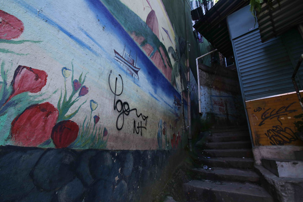 Lối vào một con hẻm nhỏ ở Rocinha - Ảnh: Đỗ Hùng